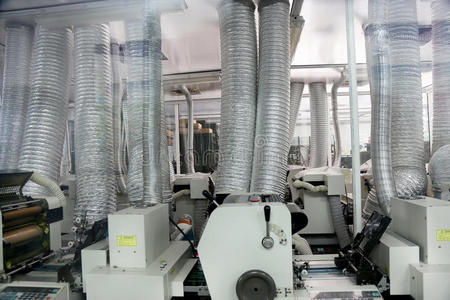 工程師在工廠調整機器與集成電路設計